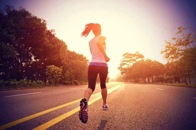 Mujer con ropa deportiva corriendo en la calle