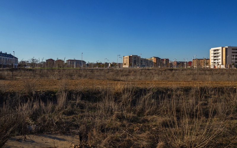  Terreno nuevo entre varios edificios