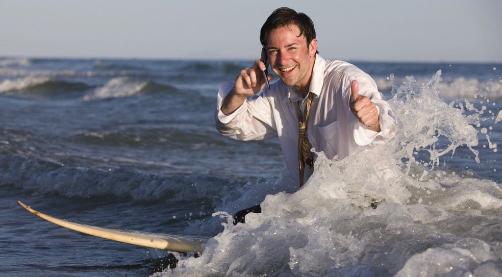 Hombre formal surfeando en el mar