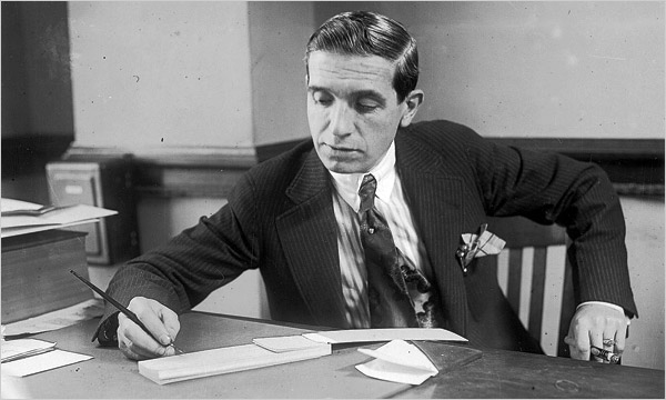 Charles Ponzi escribiendo 