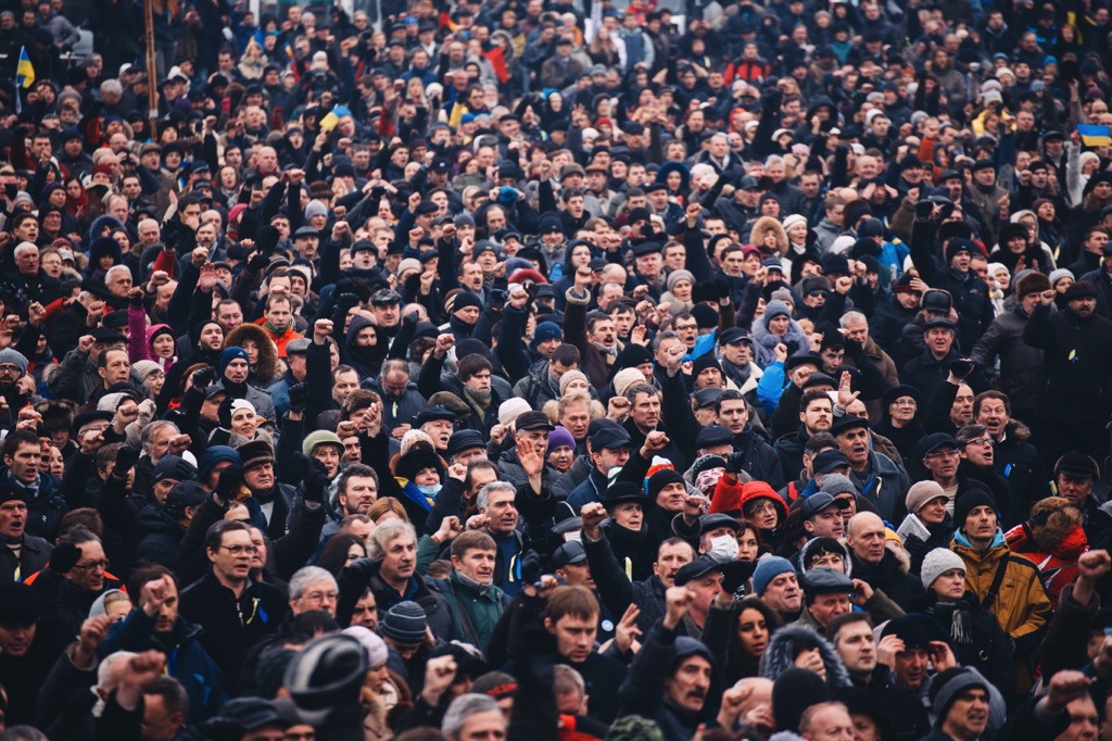 Muchas personas en una plaza