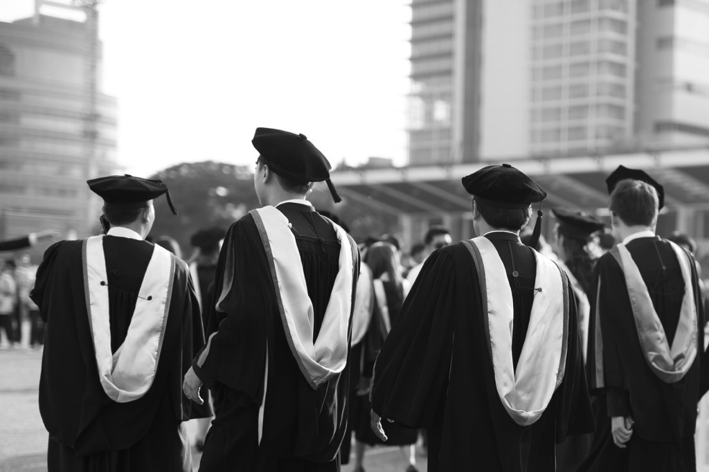 Alumnos graduándose de la escuela