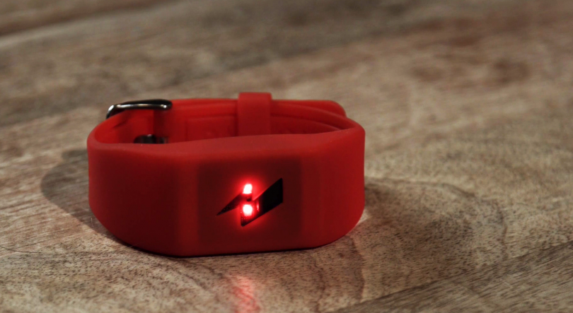 Pulsera roja con un rayo iluminado