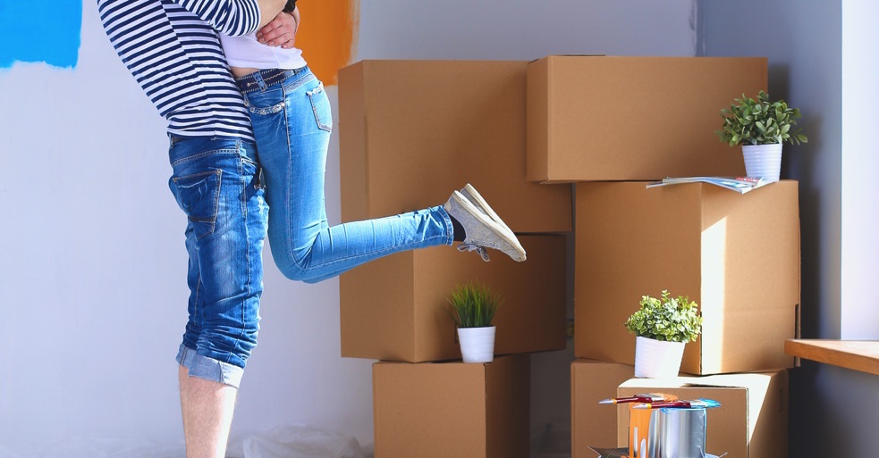 Una feliz pareja se muda a una nueva casa 