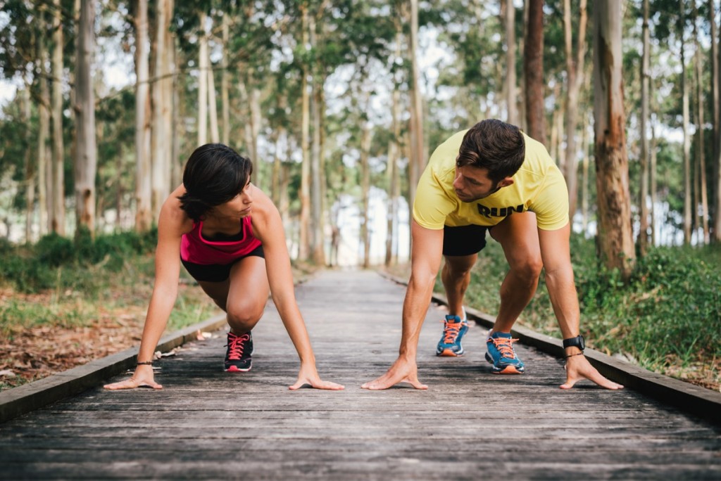 Pareja con ropa deportiva compitiendo en carrera