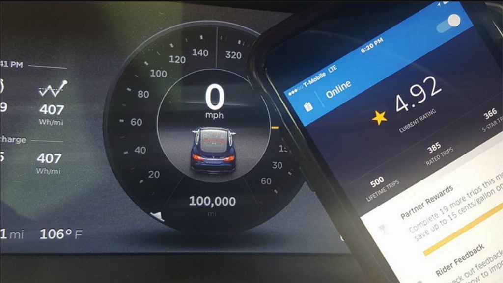 Tablero de un tesla y una app de un celular