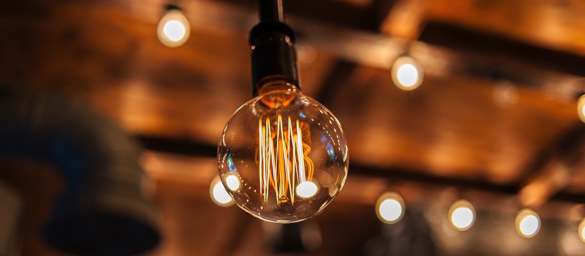 Un foco encendido en un cuarto iluminado