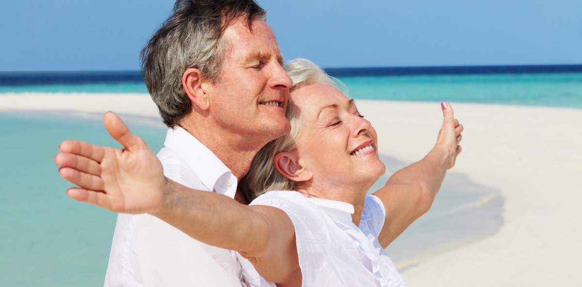 Pareja de retirados en la playa