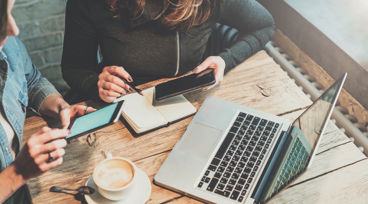 Personas trabajando, hay una laptop en un escritorio