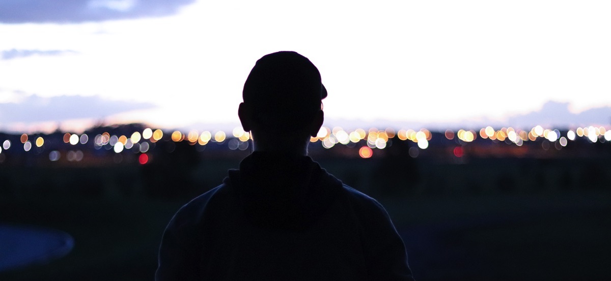 Foto desenfocada de un hombre contemplando una vista