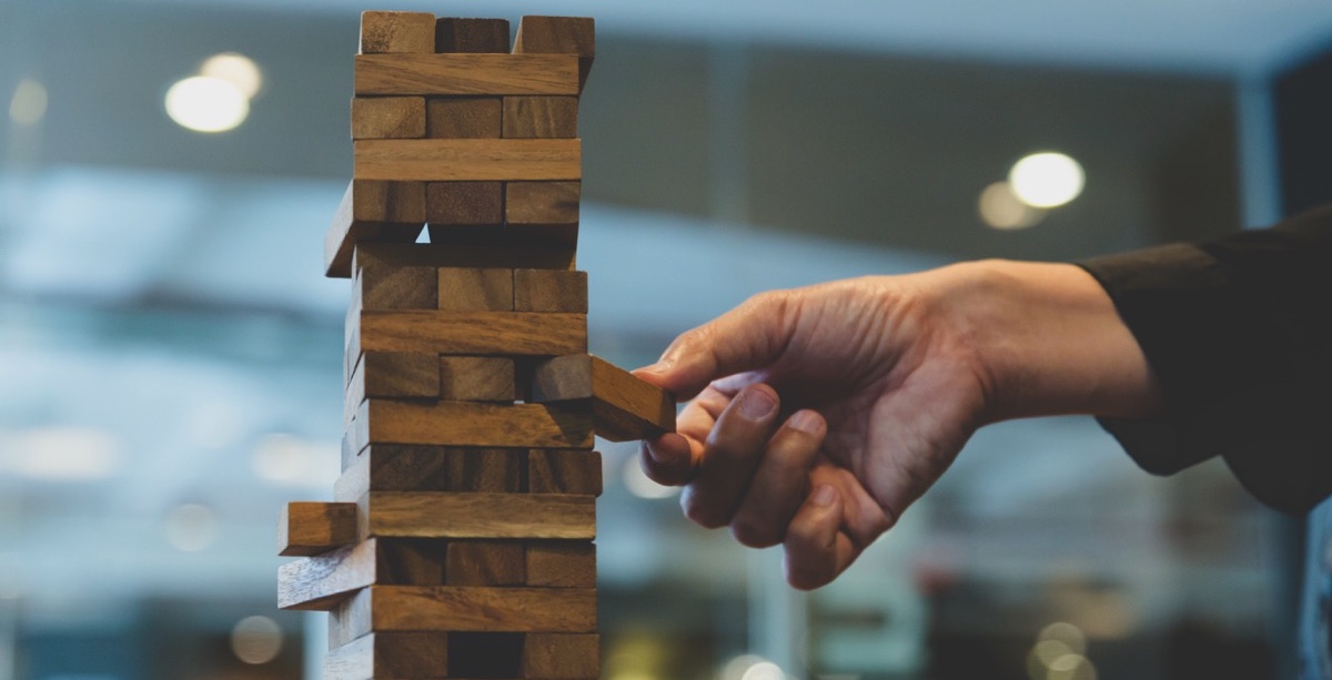 Una mano jugando al Jenga